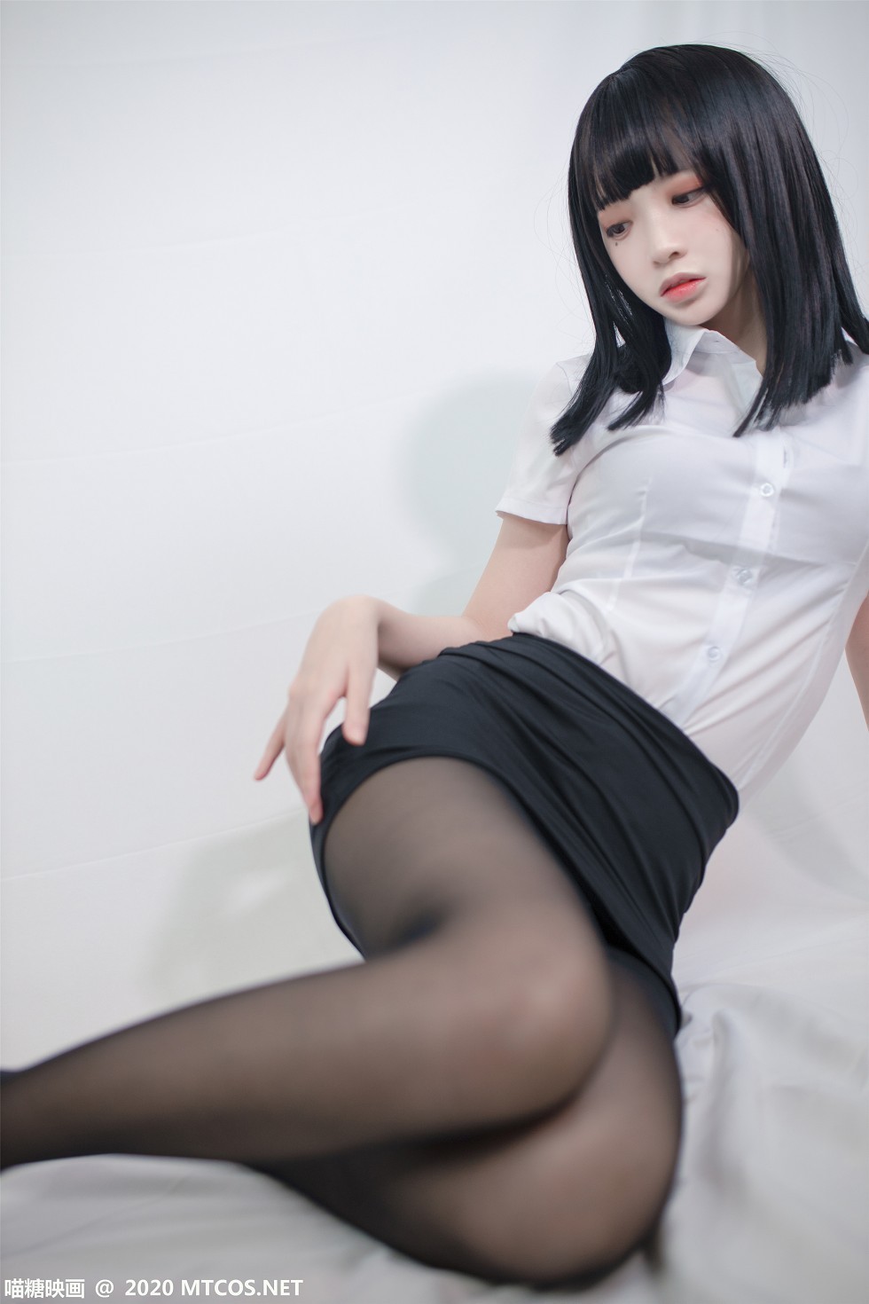 [喵糖映画]Vol.291_白衬衣OL制服妹子私房黑短裙配黑丝裤袜秀美腿迷人诱惑写真22P