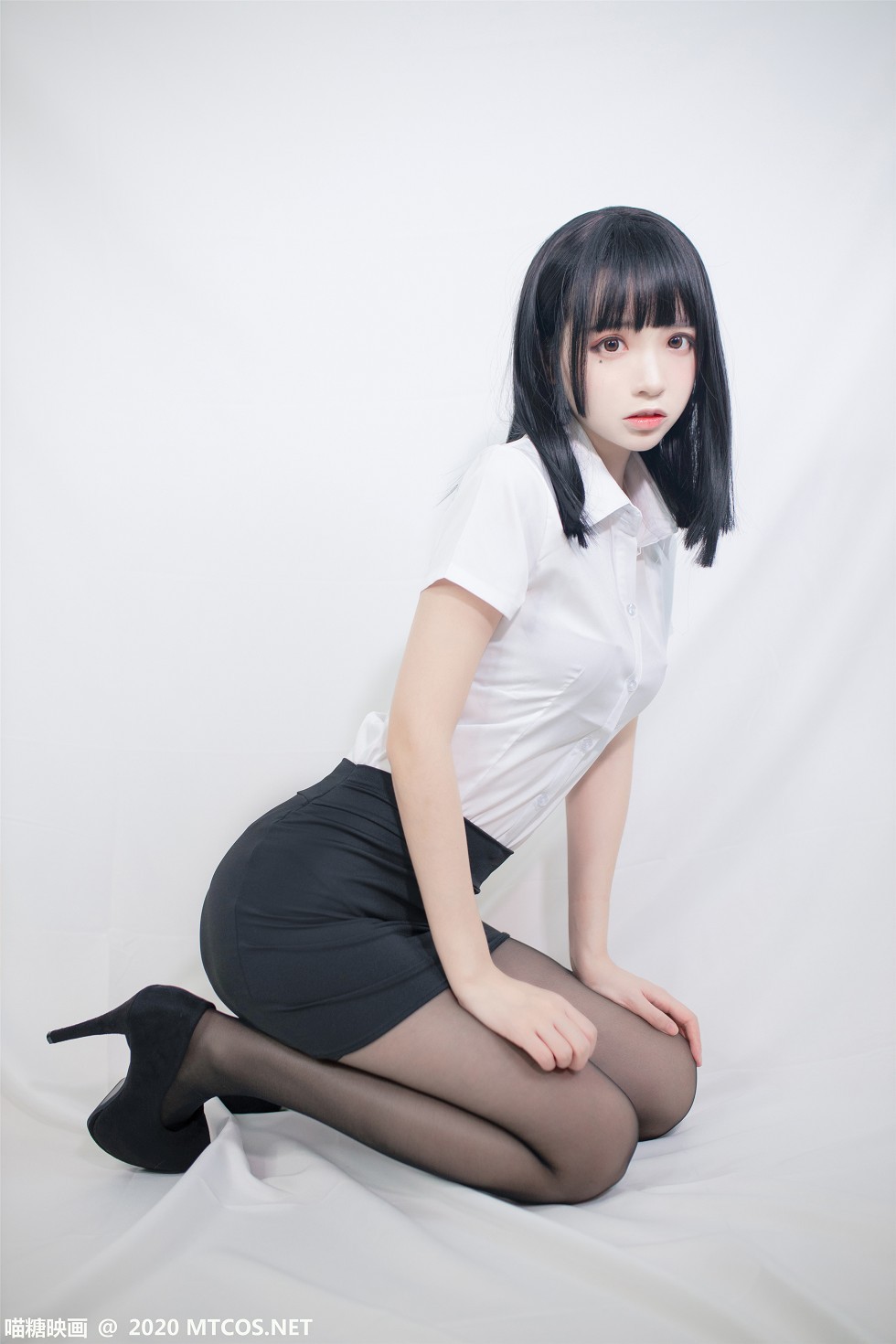 [喵糖映画]Vol.291_白衬衣OL制服妹子私房黑短裙配黑丝裤袜秀美腿迷人诱惑写真22P