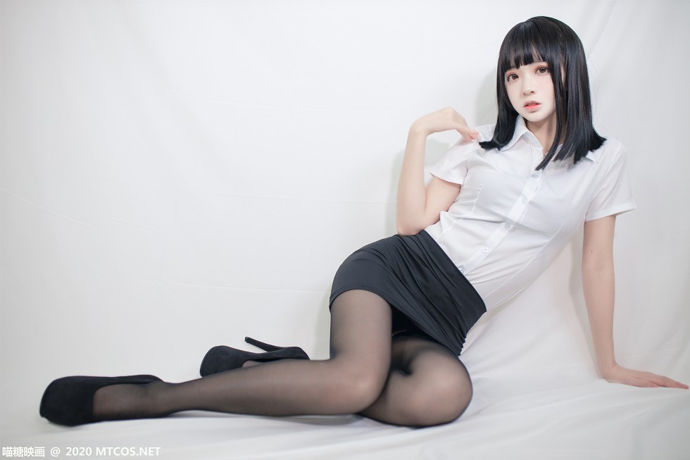 [喵糖映画]Vol.291_白衬衣OL制服妹子私房黑短裙配黑丝裤袜秀美腿迷人诱惑写真22P