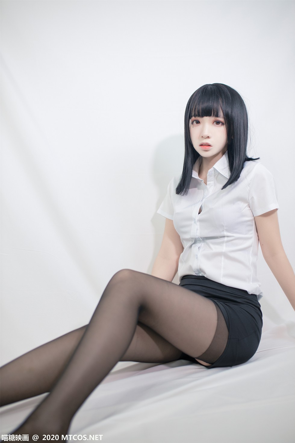 [喵糖映画]Vol.291_白衬衣OL制服妹子私房黑短裙配黑丝裤袜秀美腿迷人诱惑写真22P