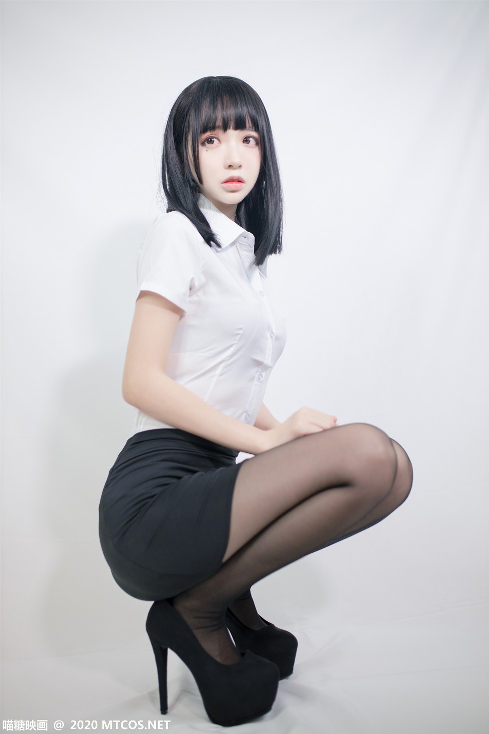 [喵糖映画]Vol.291_白衬衣OL制服妹子私房黑短裙配黑丝裤袜秀美腿迷人诱惑写真22P
