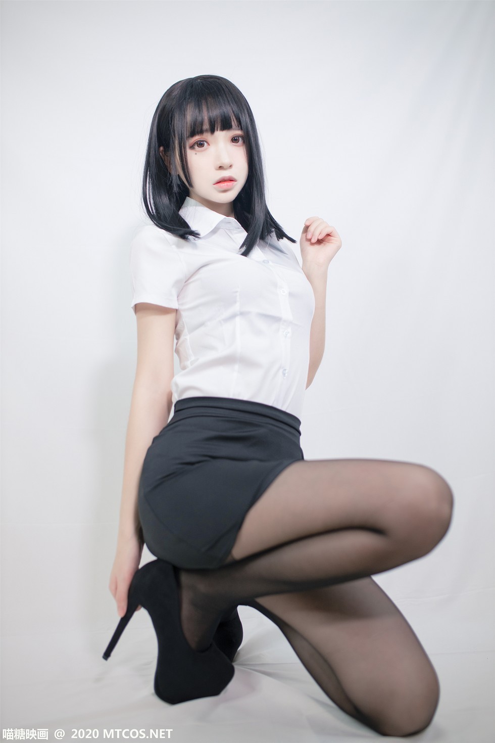 [喵糖映画]Vol.291_白衬衣OL制服妹子私房黑短裙配黑丝裤袜秀美腿迷人诱惑写真22P