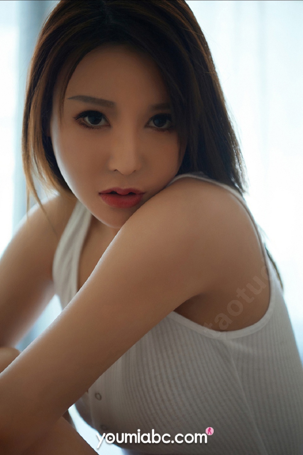 [YouMi尤蜜]Vol.425_嫩模李多多私房白色高叉连体内衣秀豪乳翘臀撩人诱惑写真35P