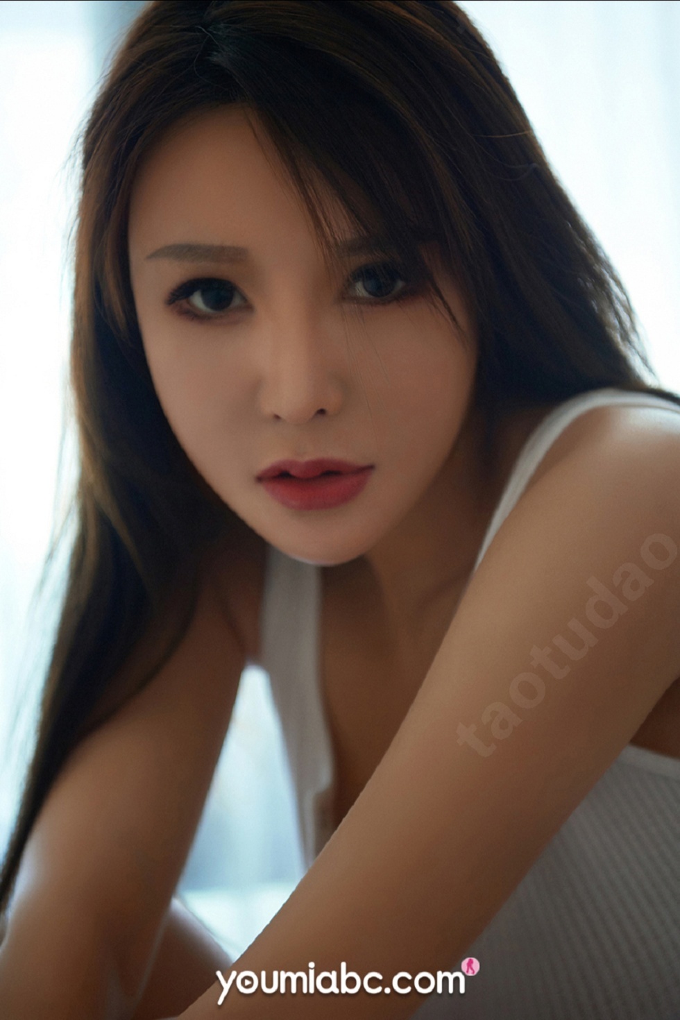 [YouMi尤蜜]Vol.425_嫩模李多多私房白色高叉连体内衣秀豪乳翘臀撩人诱惑写真35P