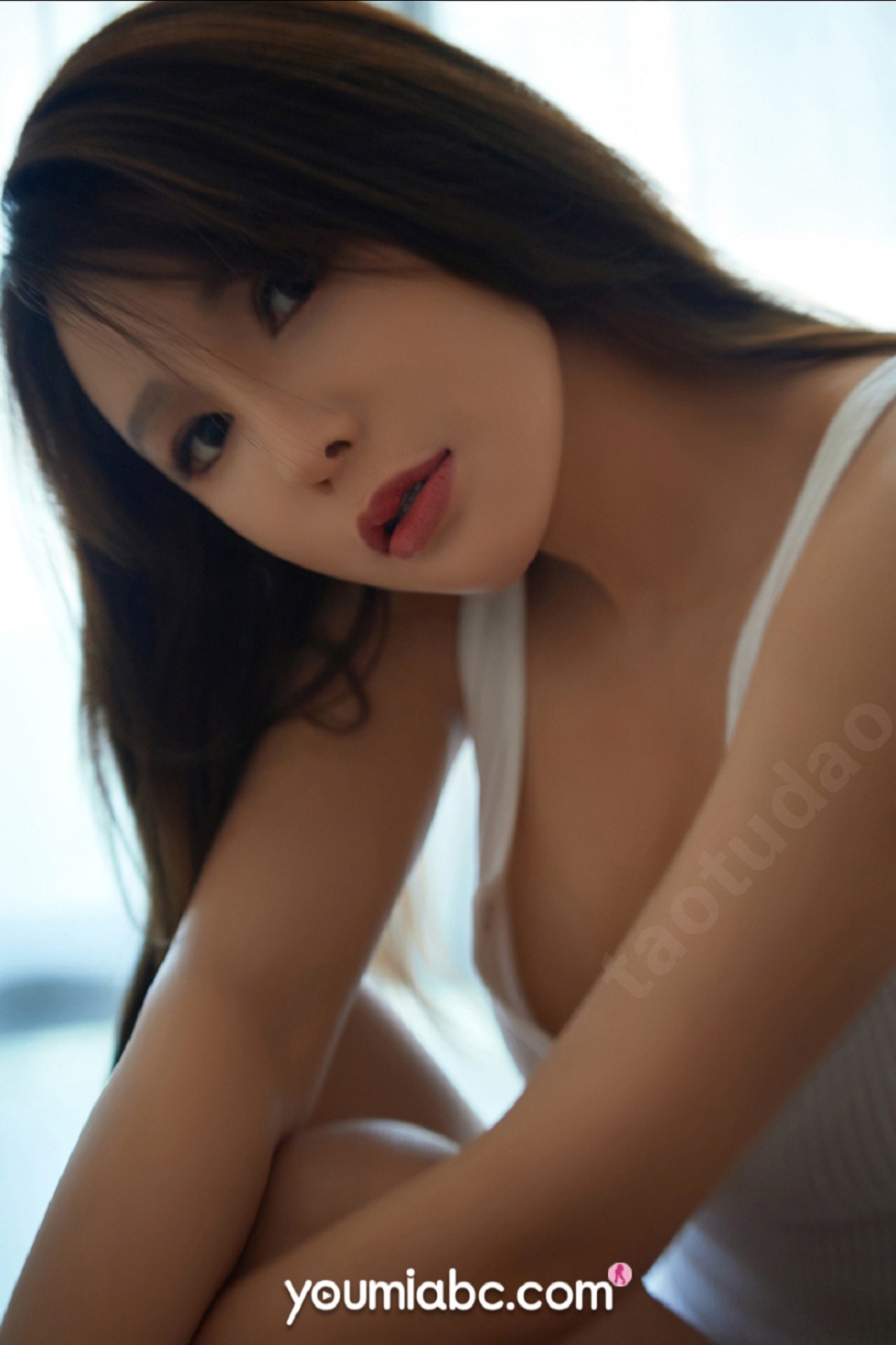 [YouMi尤蜜]Vol.425_嫩模李多多私房白色高叉连体内衣秀豪乳翘臀撩人诱惑写真35P