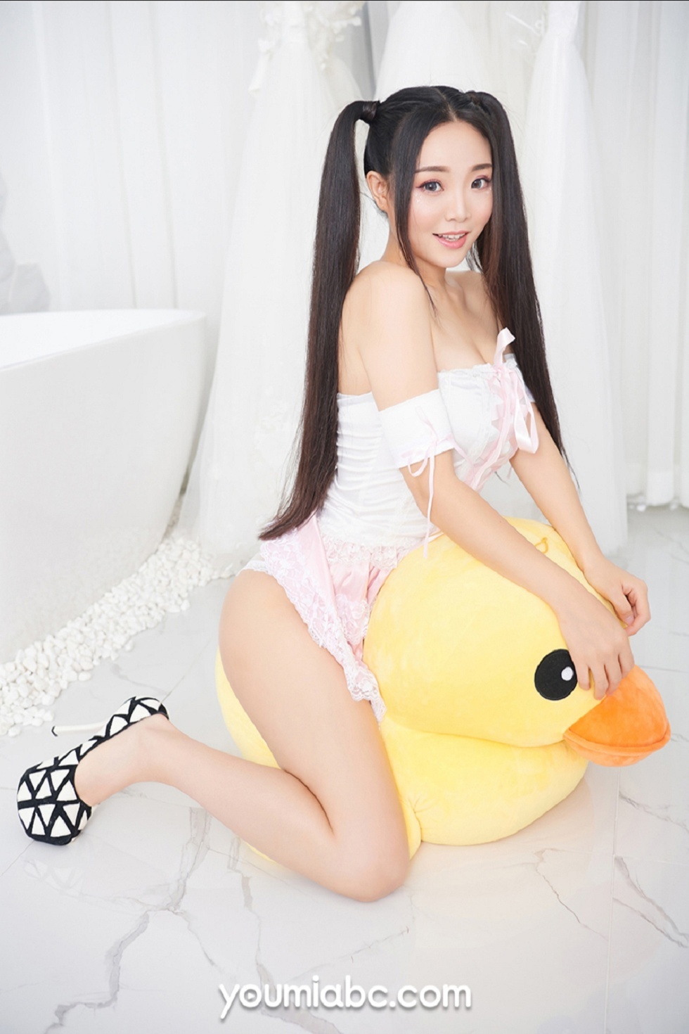 [YouMi尤蜜]Vol.427_嫩模许文婷私房粉色低胸连身裙半撩露豪乳翘臀诱惑写真25P