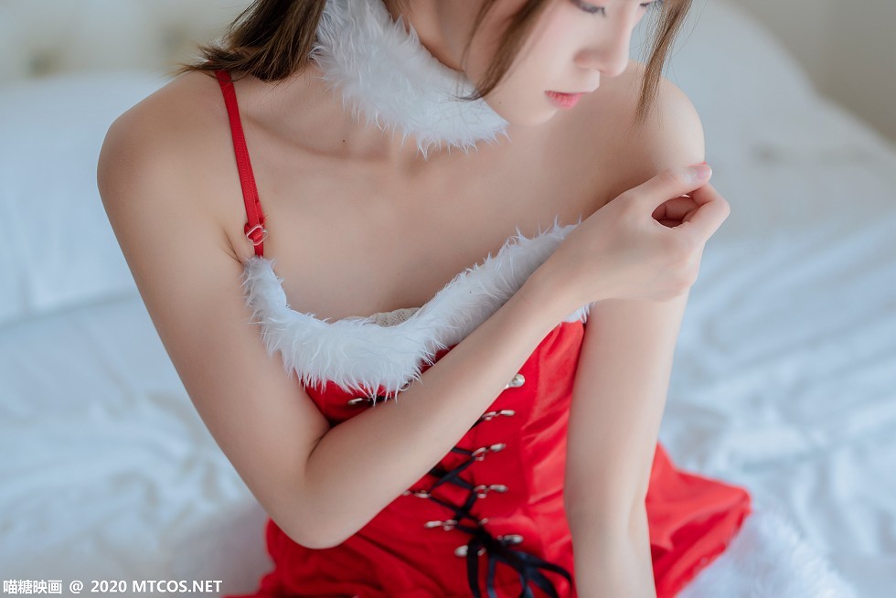 [喵糖映画]Vol.293_红色眼镜娘私房红色吊带圣诞服饰配白丝袜秀美腿性感写真45P