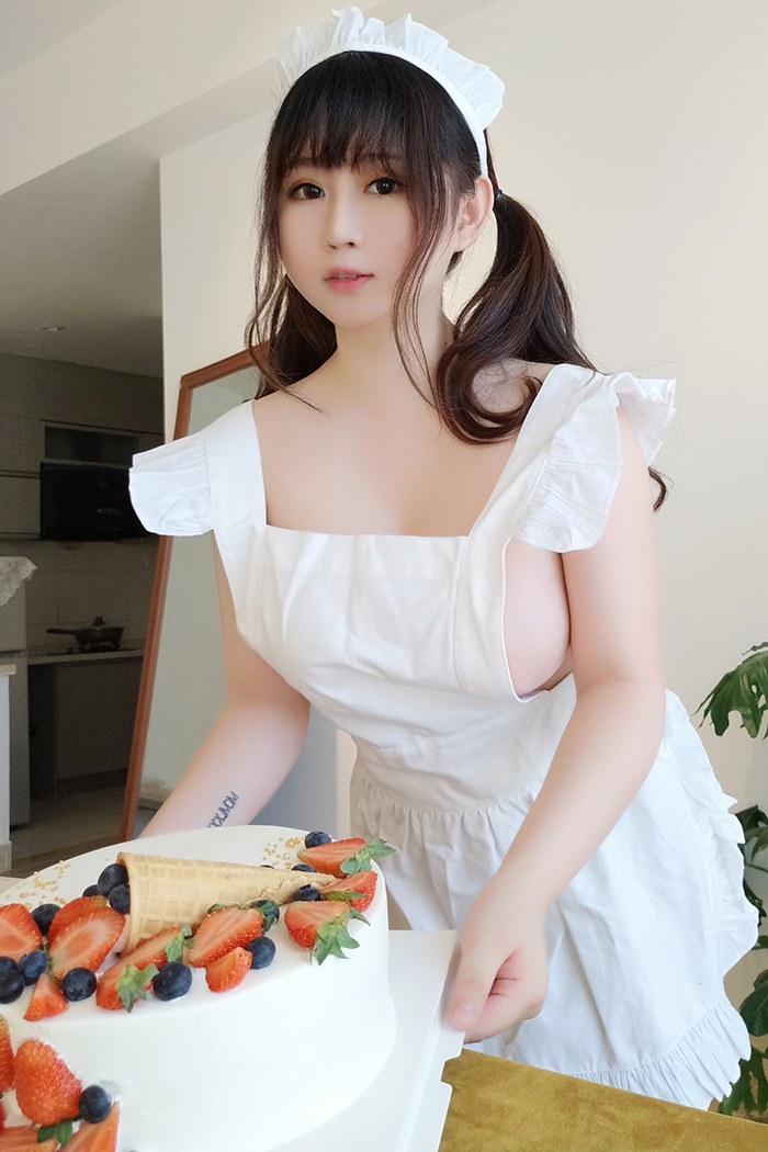 少女厨娘依酱完美巨乳不经意侧漏(图6)