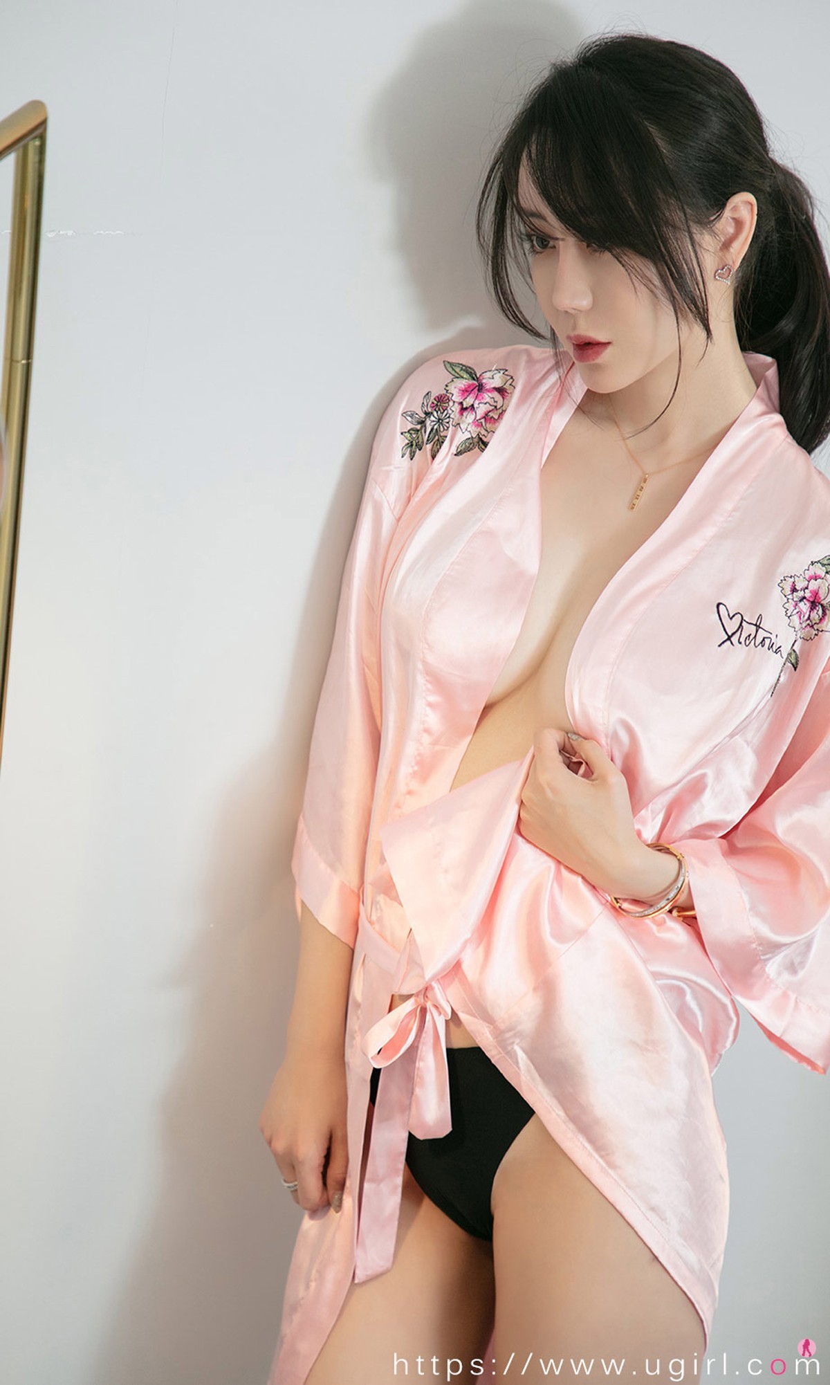 [Ugirls爱尤物]No.1966_嫩模欣凌私房性感内衣系列+粉色睡衣秀完美身材诱惑写真35P