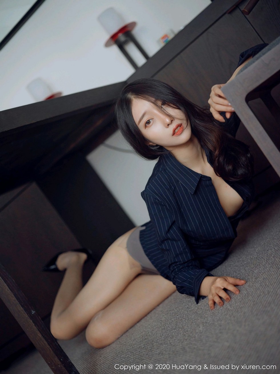 [HuaYang花漾]Vol.320_丽质模特玥儿玥er杭州旅拍优雅职业装半脱露性感内衣写真51P