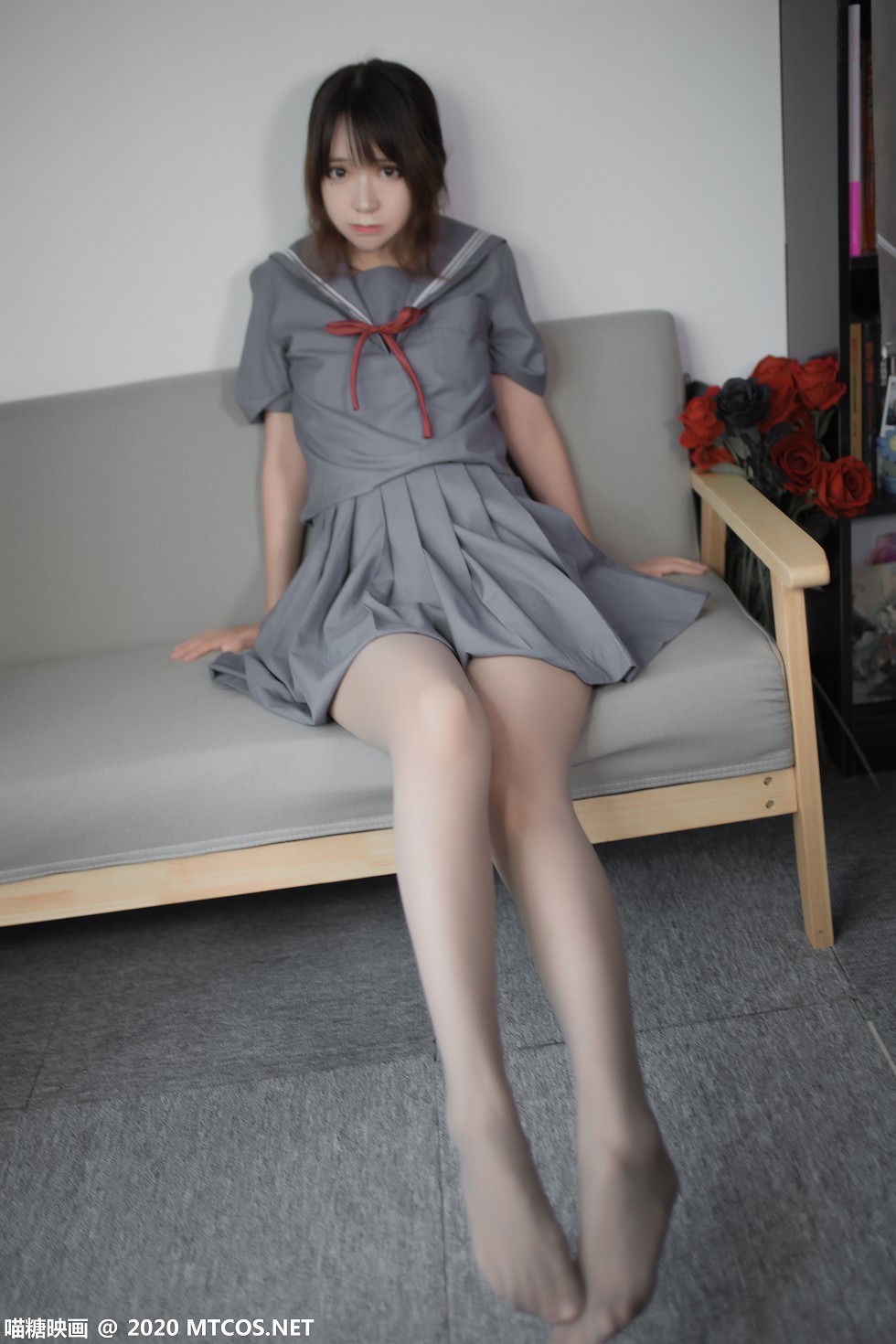 [喵糖映画]Vol.295_制服学妹私房沙发上性感灰色短裙配灰丝裤袜秀白嫩美腿迷人写真34P