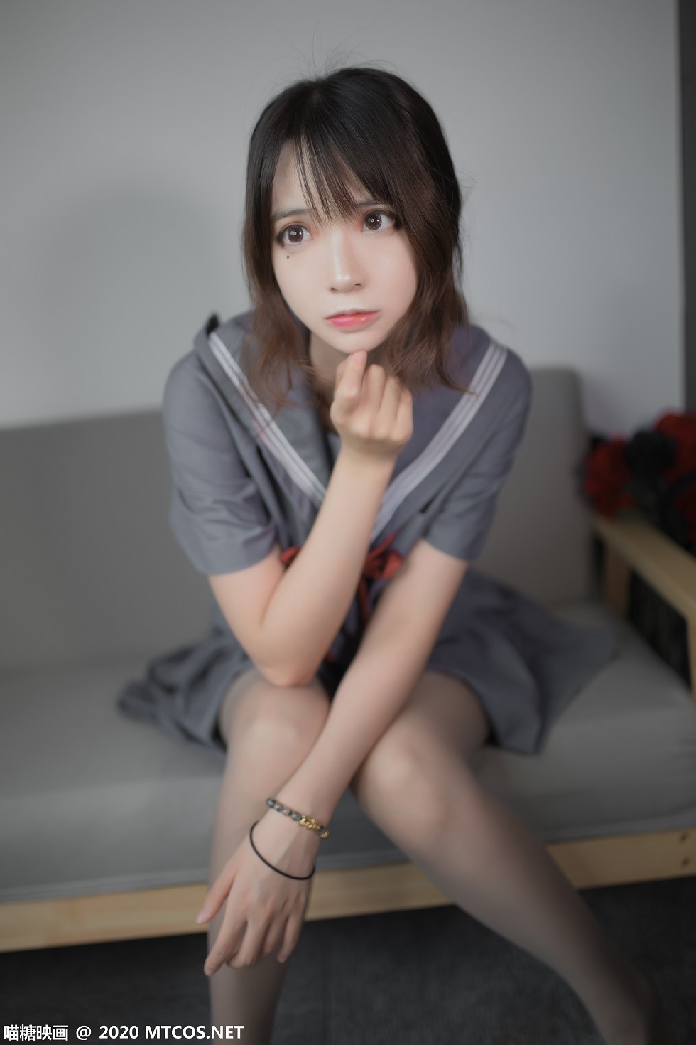 [喵糖映画]Vol.295_制服学妹私房沙发上性感灰色短裙配灰丝裤袜秀白嫩美腿迷人写真34P