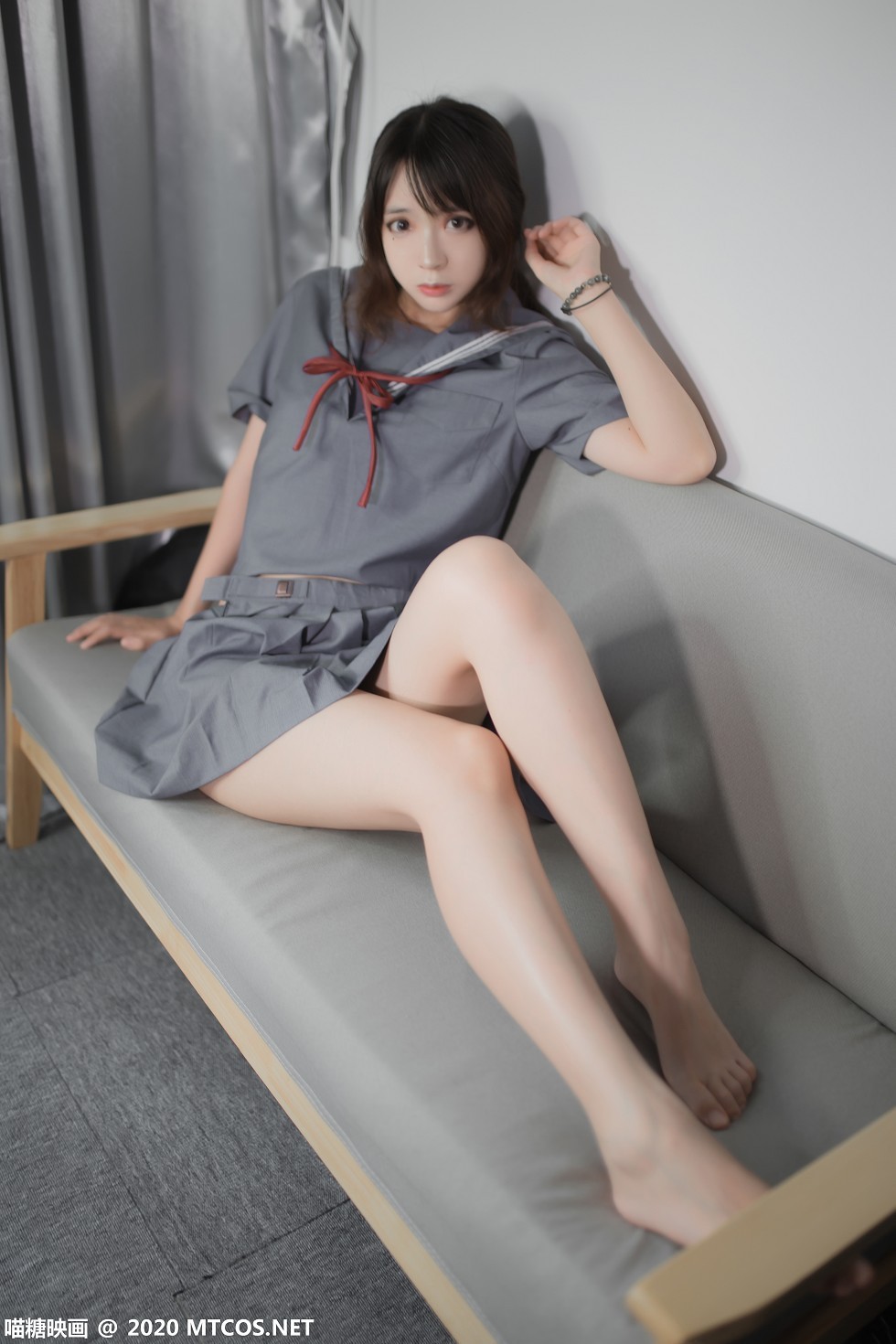 [喵糖映画]Vol.295_制服学妹私房沙发上性感灰色短裙配灰丝裤袜秀白嫩美腿迷人写真34P