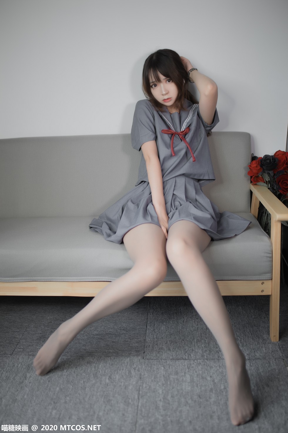 [喵糖映画]Vol.295_制服学妹私房沙发上性感灰色短裙配灰丝裤袜秀白嫩美腿迷人写真34P