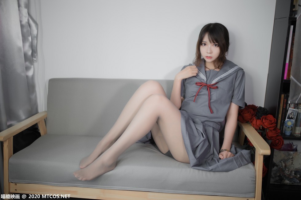 [喵糖映画]Vol.295_制服学妹私房沙发上性感灰色短裙配灰丝裤袜秀白嫩美腿迷人写真34P