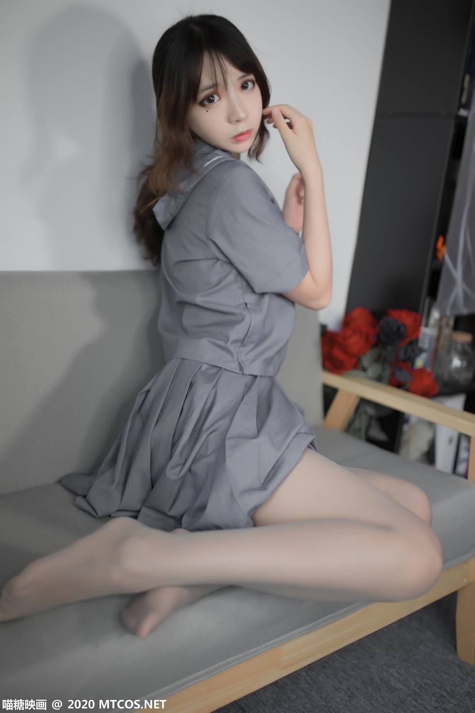 [喵糖映画]Vol.295_制服学妹私房沙发上性感灰色短裙配灰丝裤袜秀白嫩美腿迷人写真34P