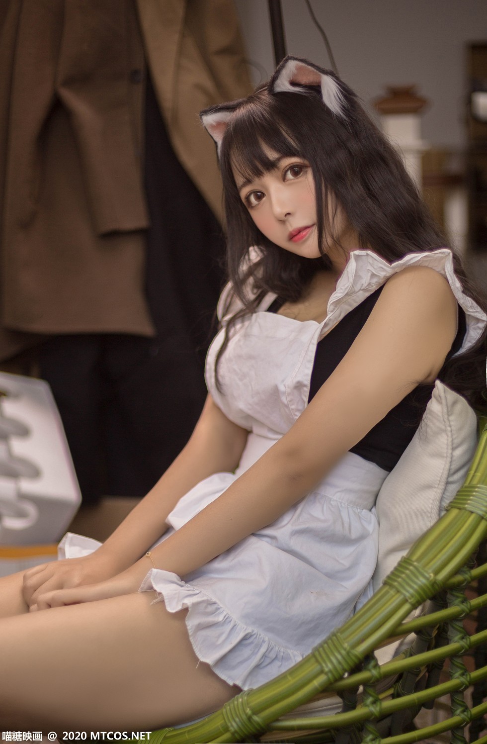 [喵糖映画]Vol.296_性感厨房猫娘私房白色女仆装低胸秀完美身材傲人豪乳诱惑写真20P