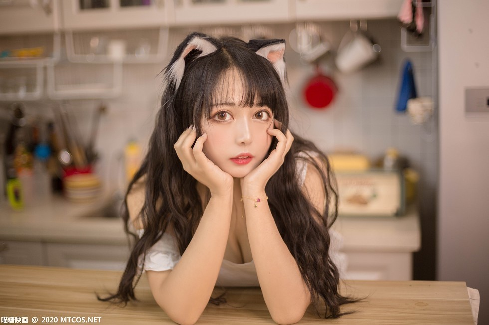 [喵糖映画]Vol.296_性感厨房猫娘私房白色女仆装低胸秀完美身材傲人豪乳诱惑写真20P