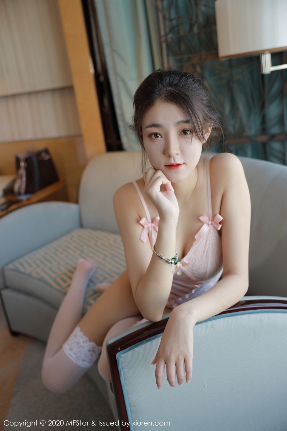 [MFStar模范学院]Vol.413_嫩模Laura苏雨彤私房粉色蕾丝情趣内衣秀完美身材诱惑写真40P
