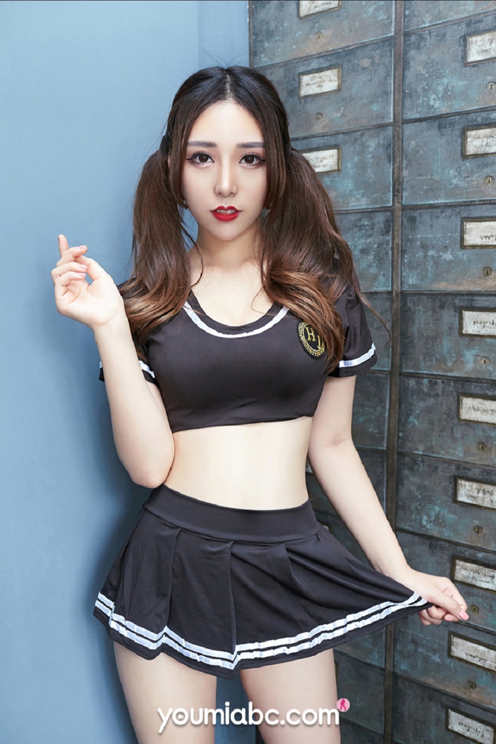 [YouMi尤蜜]Vol.437_嫩模林一私房开胸紧身连体皮衣+性感运动内衣秀豪乳诱惑写真40P
