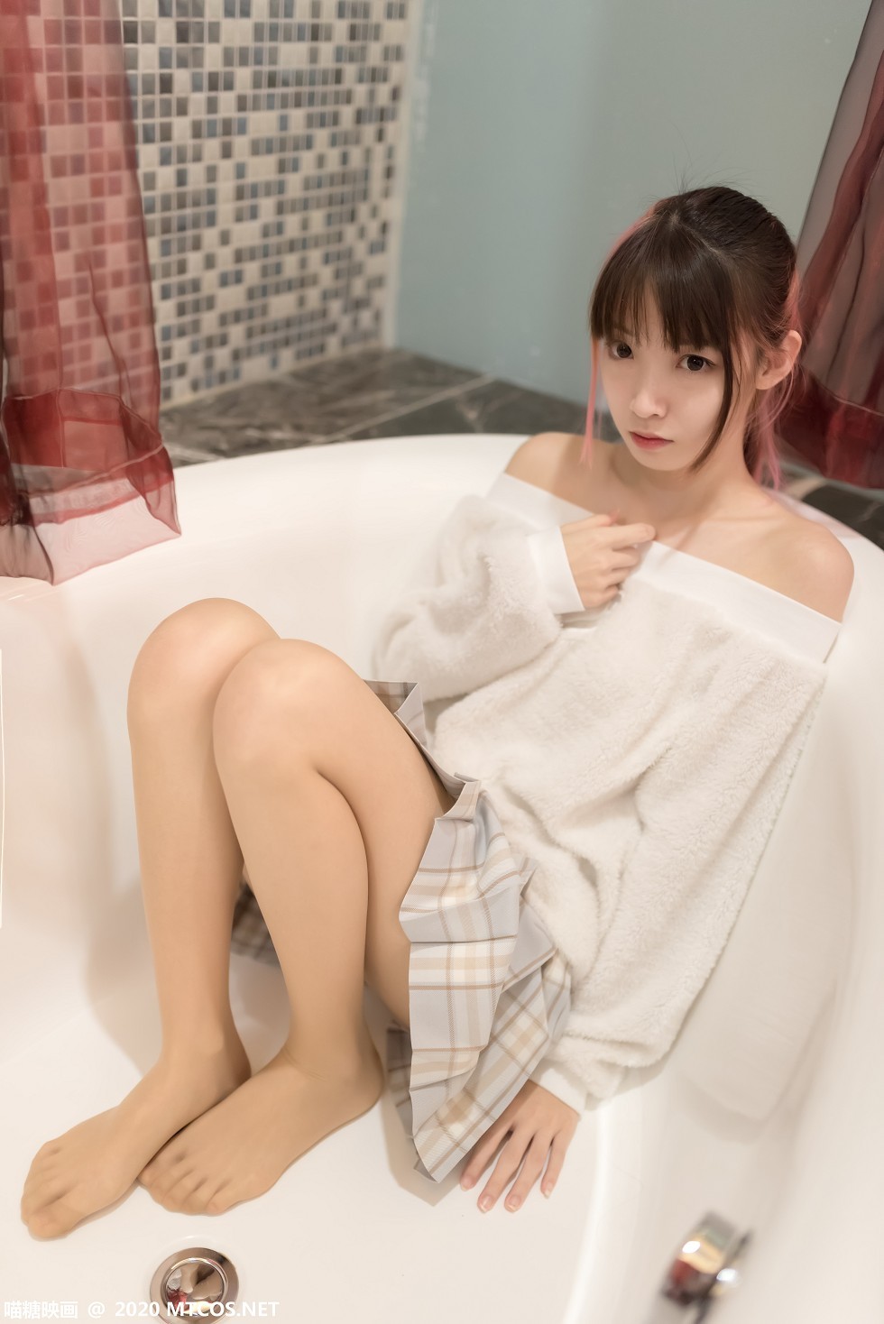 [喵糖映画]Vol.300_白色毛衣美少女私房性感短裙配超薄肉丝裤袜秀美腿诱惑写真49P