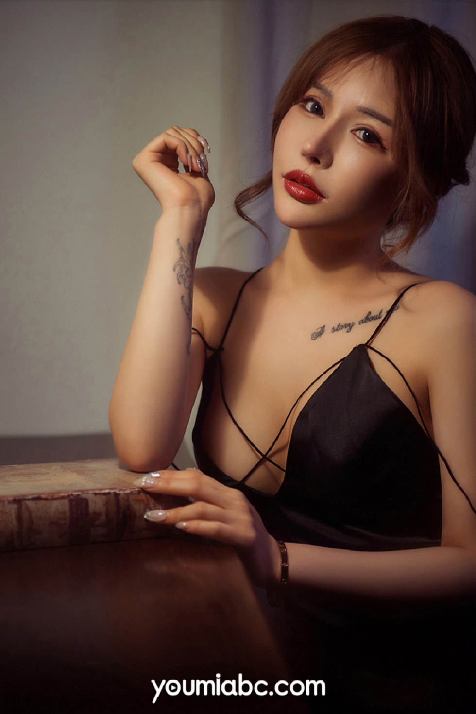 [YouMi尤蜜]Vol.448_嫩模可可私房黑色吊带睡衣配黑色丁字裤秀豪乳翘臀诱惑写真31P