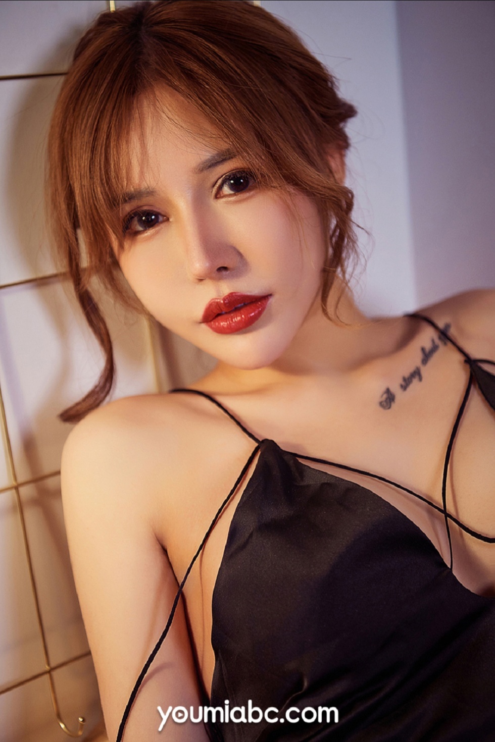 [YouMi尤蜜]Vol.448_嫩模可可私房黑色吊带睡衣配黑色丁字裤秀豪乳翘臀诱惑写真31P