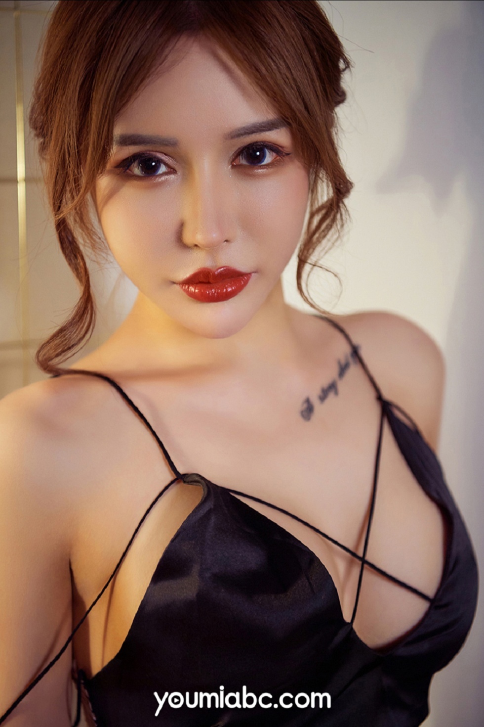 [YouMi尤蜜]Vol.448_嫩模可可私房黑色吊带睡衣配黑色丁字裤秀豪乳翘臀诱惑写真31P