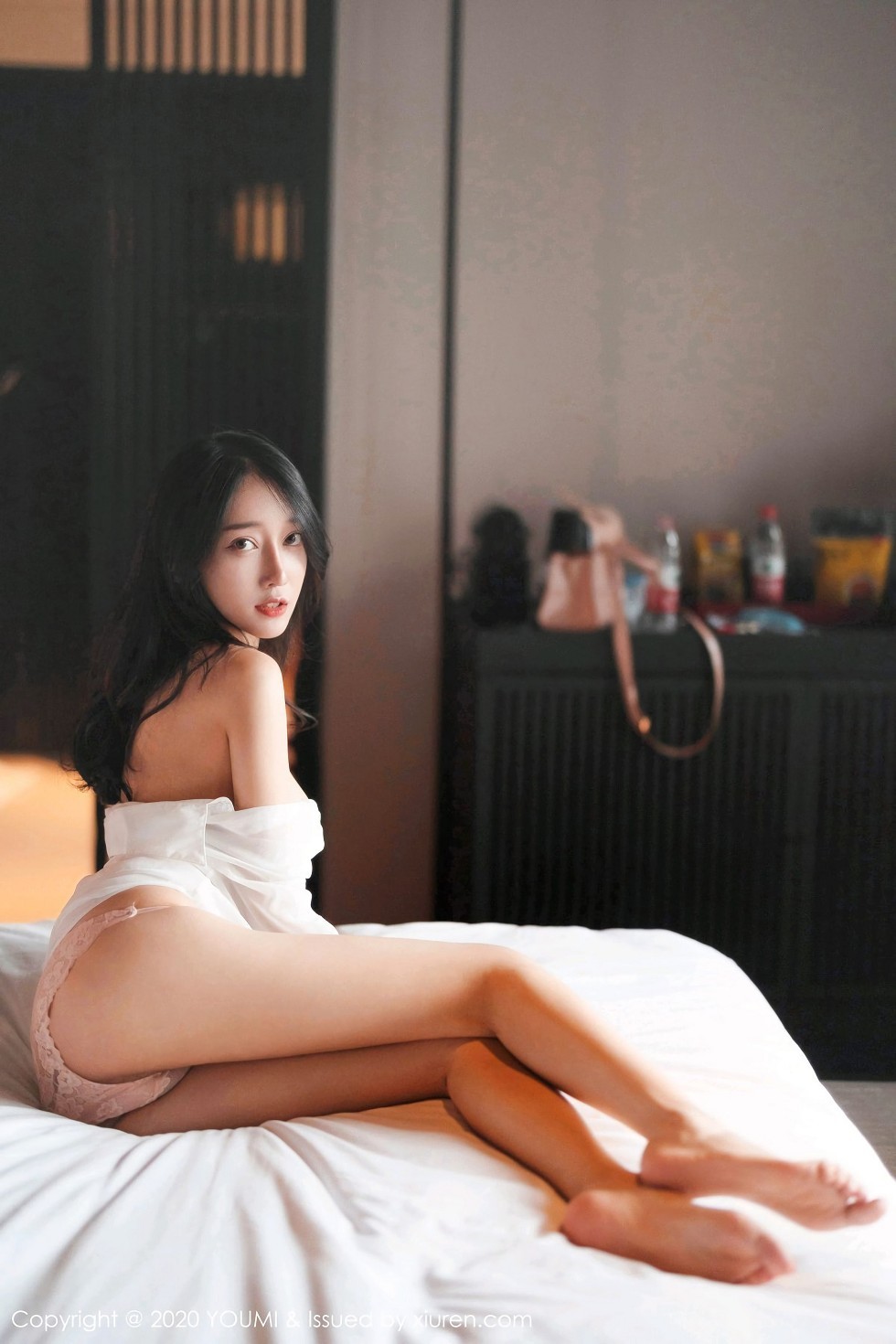 [YouMi尤蜜荟]Vol.560_丽质美人玥儿玥er杭州旅拍薄透白衬衫配蕾丝内裤撩人诱惑写真64P