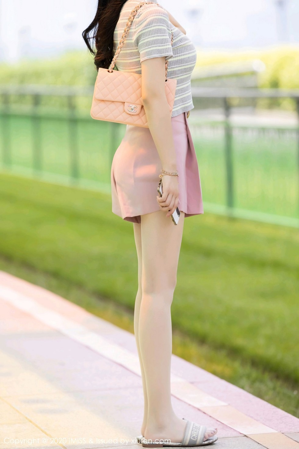 [IMISS爱蜜社]Vol.526_女神Angela小热巴私房床上半脱露性感内衣秀完美身材诱惑写真42P