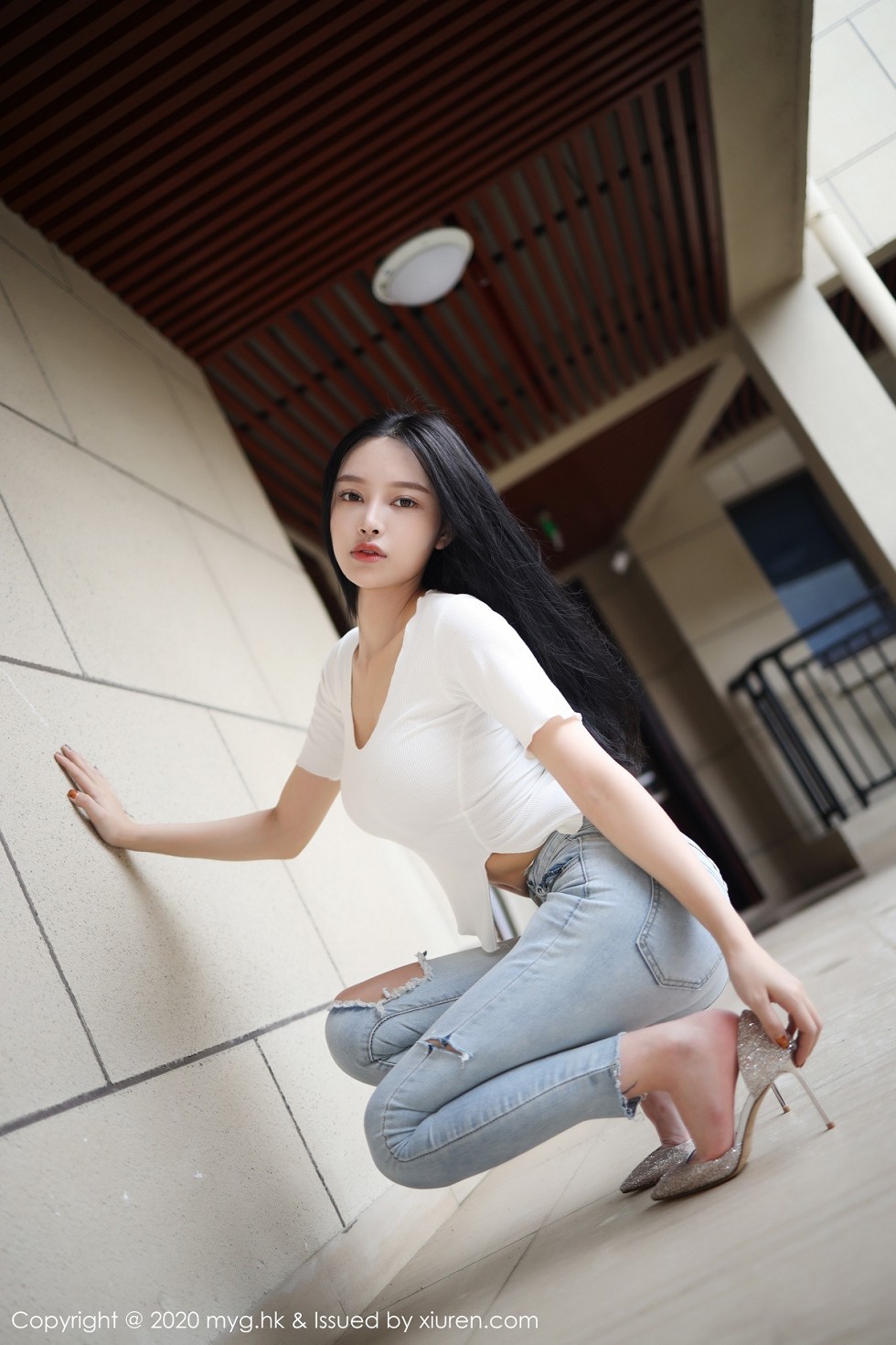 [MyGirl美媛馆]Vol.459_女神唐琪儿私房破烂紧身牛仔裤半脱露翘臀撩人诱惑写真72P
