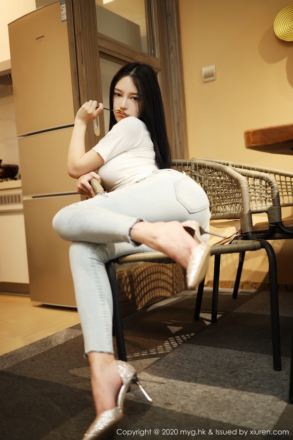[MyGirl美媛馆]Vol.459_女神唐琪儿私房破烂紧身牛仔裤半脱露翘臀撩人诱惑写真72P