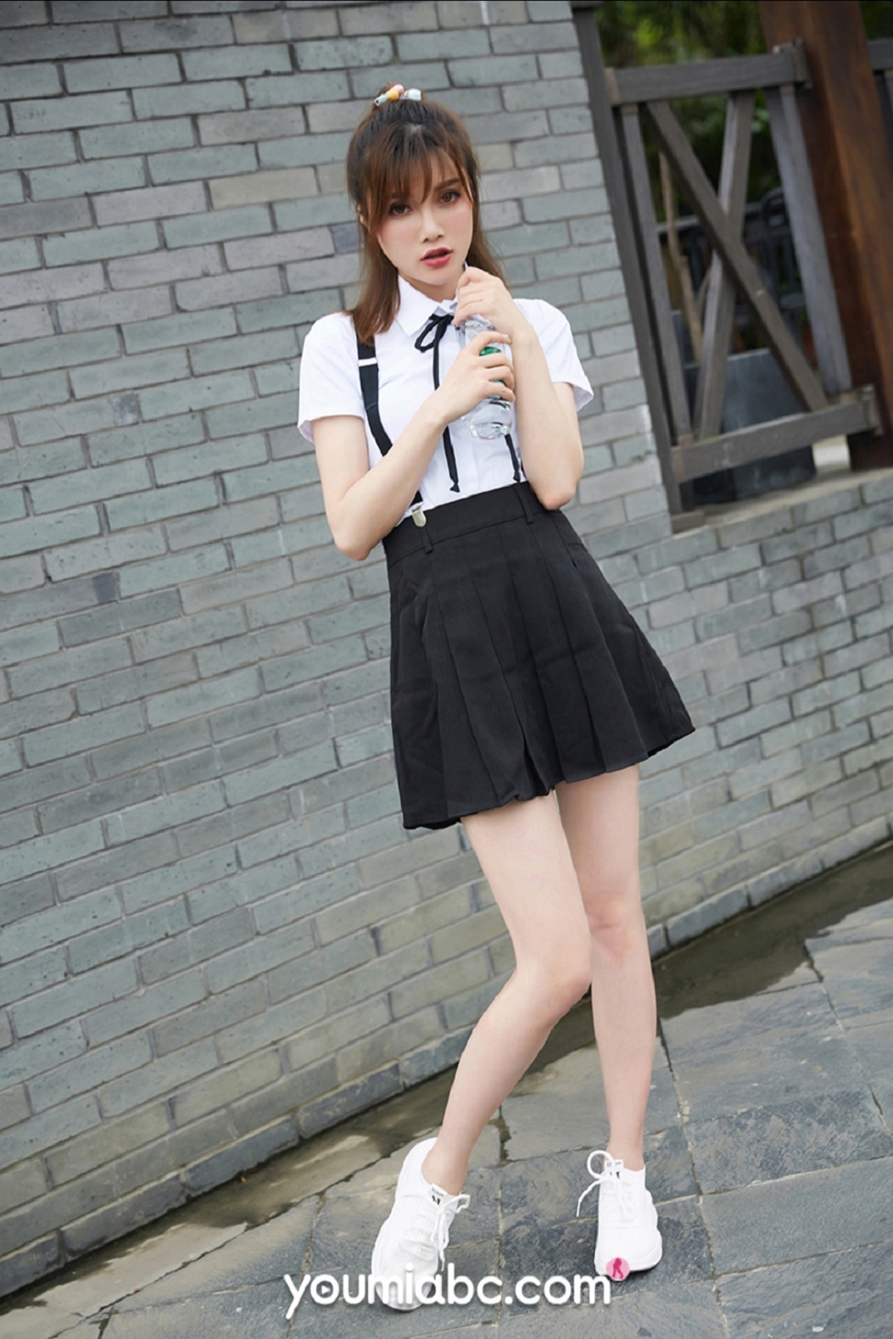 [YouMi尤蜜]Vol.454_嫩模奶茶Emily户外火辣女特工主题性感白衬衣半脱诱惑写真35P