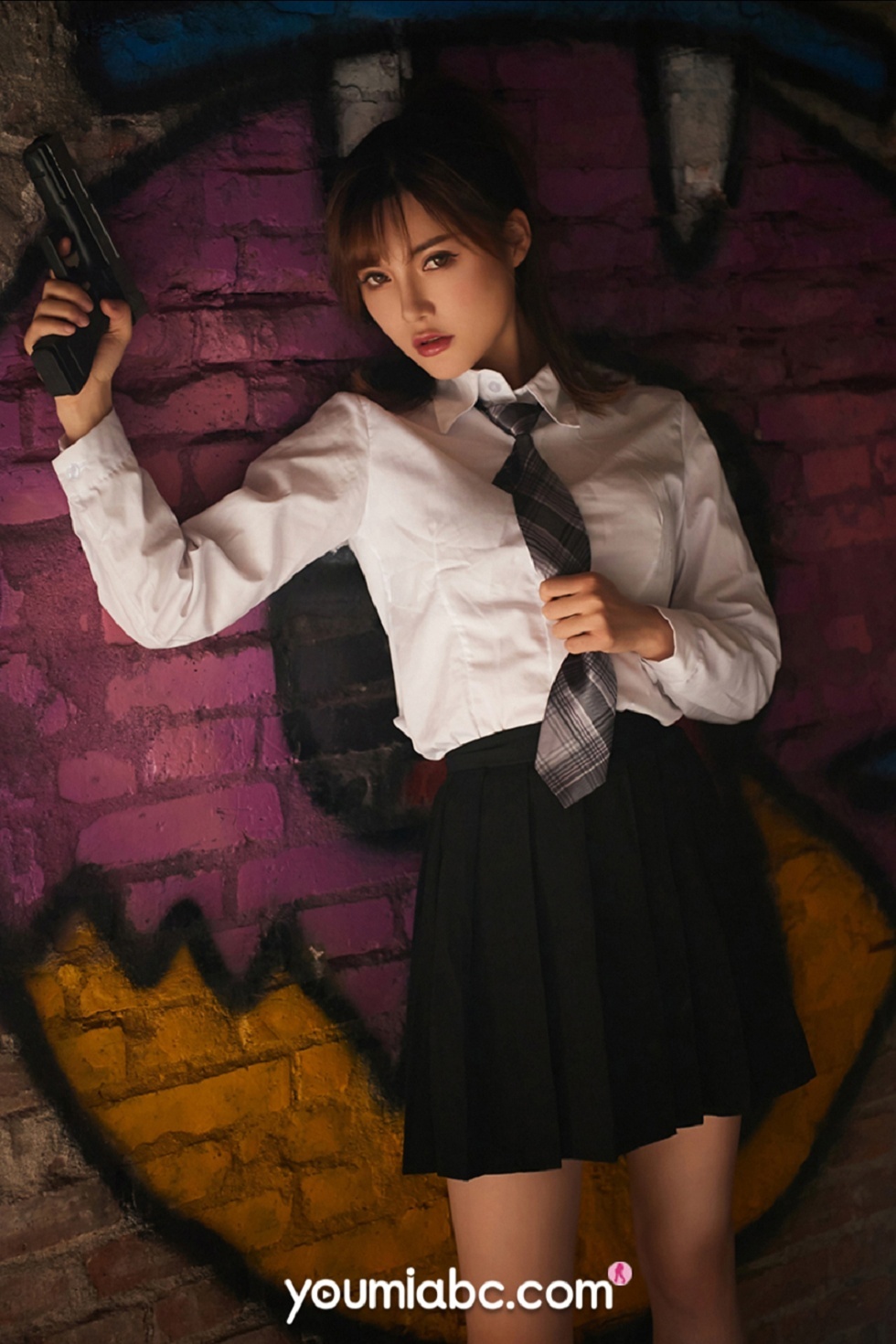 [YouMi尤蜜]Vol.454_嫩模奶茶Emily户外火辣女特工主题性感白衬衣半脱诱惑写真35P