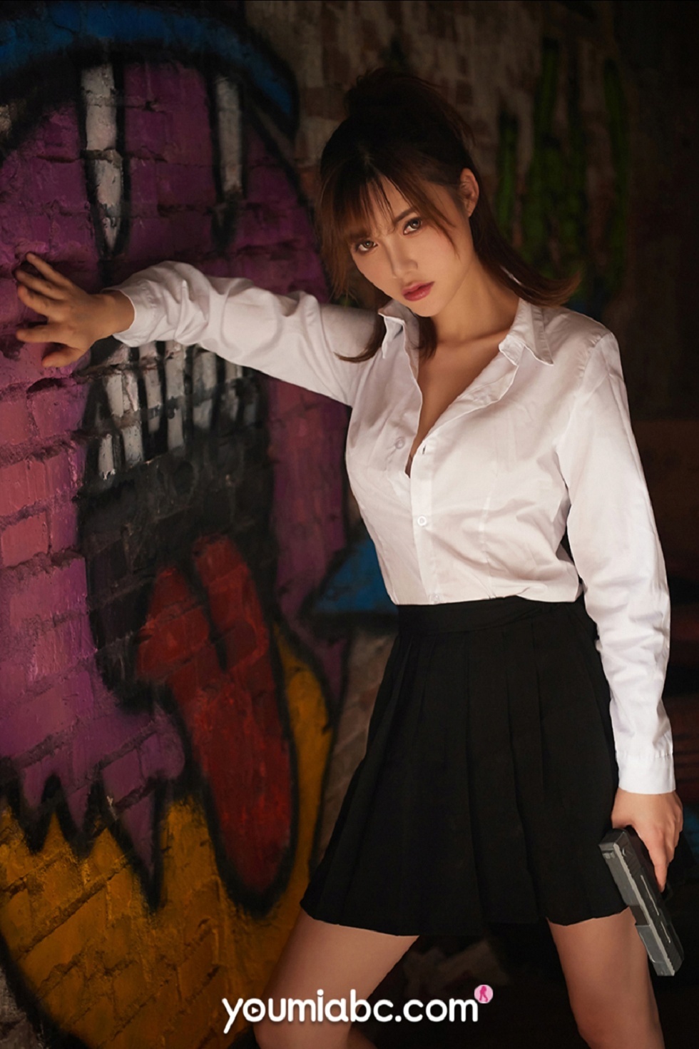 [YouMi尤蜜]Vol.454_嫩模奶茶Emily户外火辣女特工主题性感白衬衣半脱诱惑写真35P