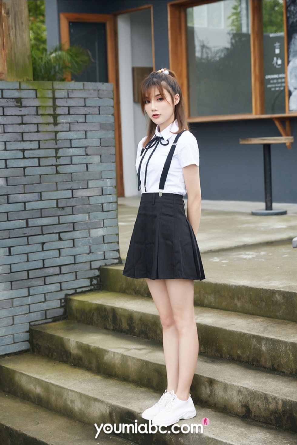[YouMi尤蜜]Vol.454_嫩模奶茶Emily户外火辣女特工主题性感白衬衣半脱诱惑写真35P