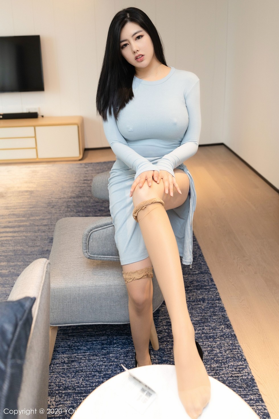 [YouMi尤蜜荟]Vol.561_女神娜露Selena私房薄透礼裙真空激凸半撩露翘臀诱惑写真50P