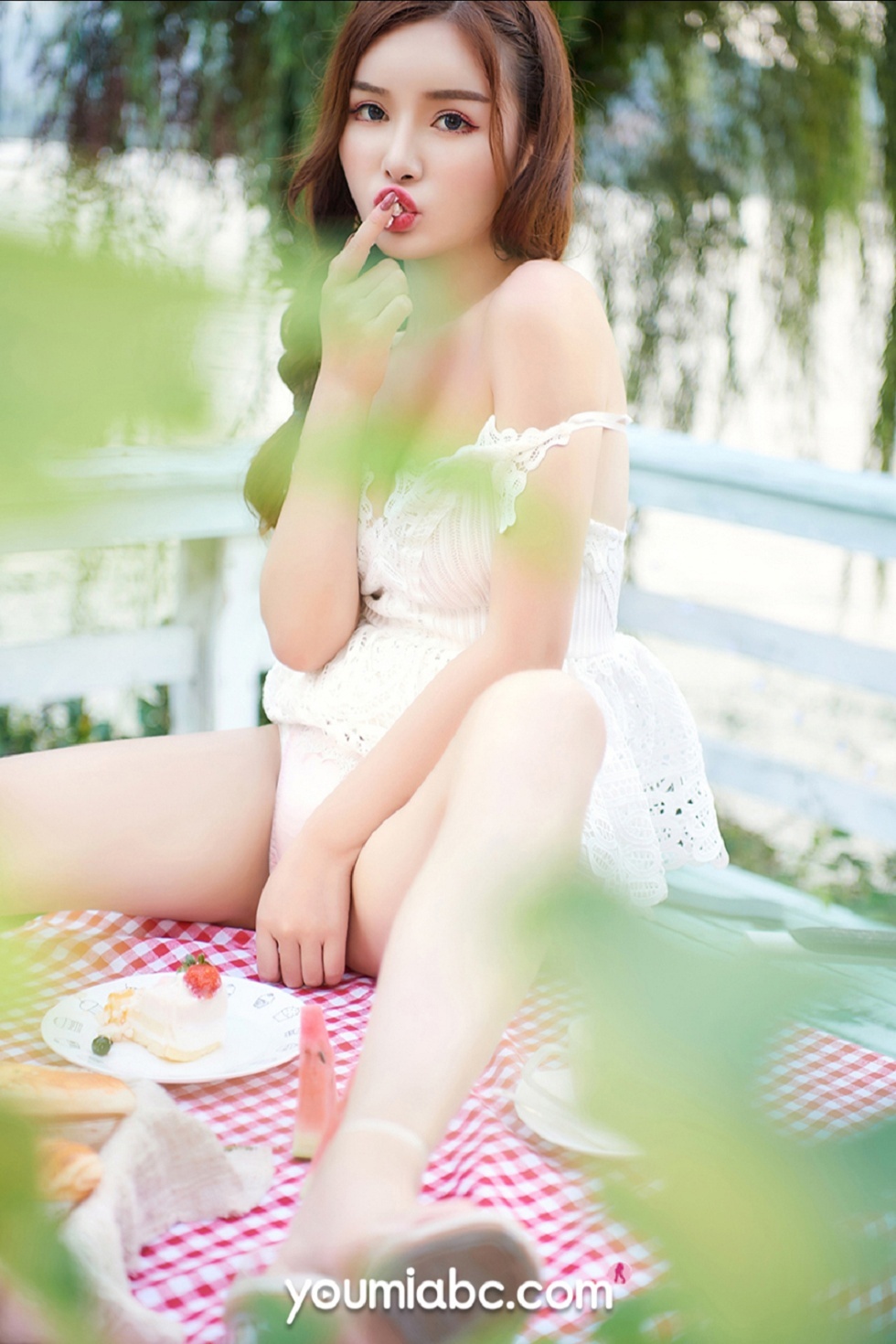 [YouMi尤蜜]Vol.459_嫩模陈宇曦户外白色蕾丝内衣半脱露豪乳翘臀撩人诱惑写真31P