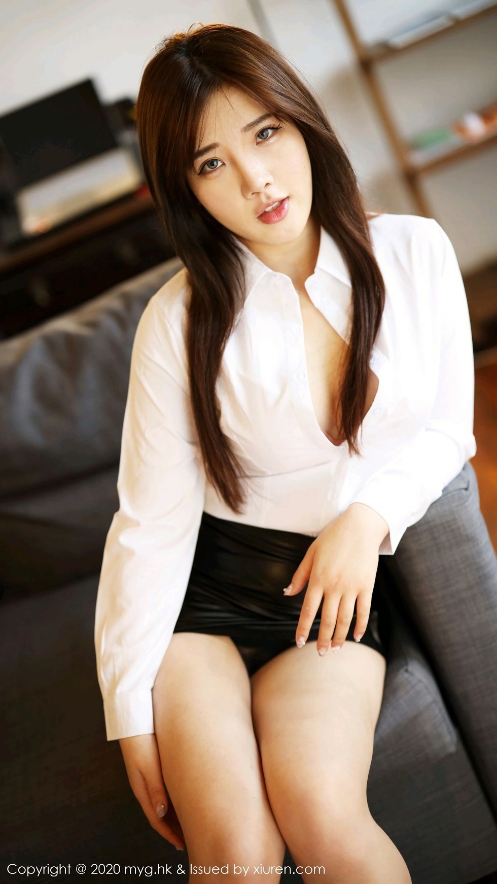 [MyGirl美媛馆]Vol.462_嫩模小海臀Rena率性白衬衫配魅惑黑皮裙半脱秀翘臀诱惑写真54P