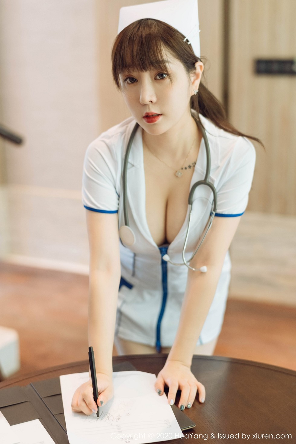 [HuaYang花漾]Vol.330_女神王雨纯西双版纳旅拍性感护士装配开档肉丝裤袜撩人诱惑写真102P