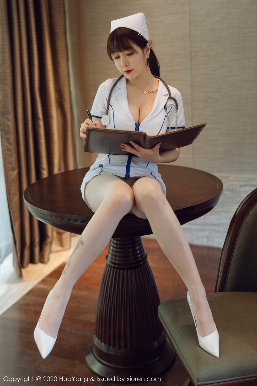 [HuaYang花漾]Vol.330_女神王雨纯西双版纳旅拍性感护士装配开档肉丝裤袜撩人诱惑写真102P