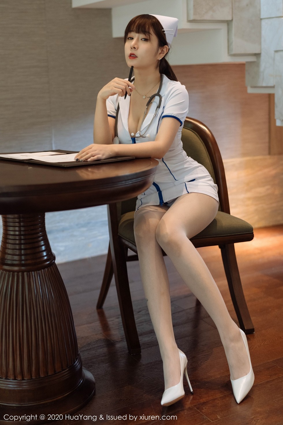[HuaYang花漾]Vol.330_女神王雨纯西双版纳旅拍性感护士装配开档肉丝裤袜撩人诱惑写真102P