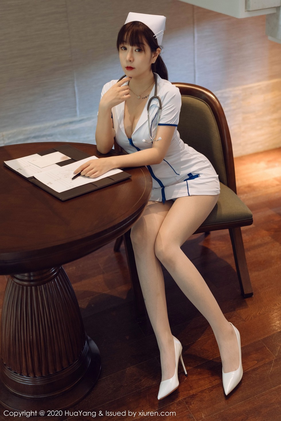 [HuaYang花漾]Vol.330_女神王雨纯西双版纳旅拍性感护士装配开档肉丝裤袜撩人诱惑写真102P