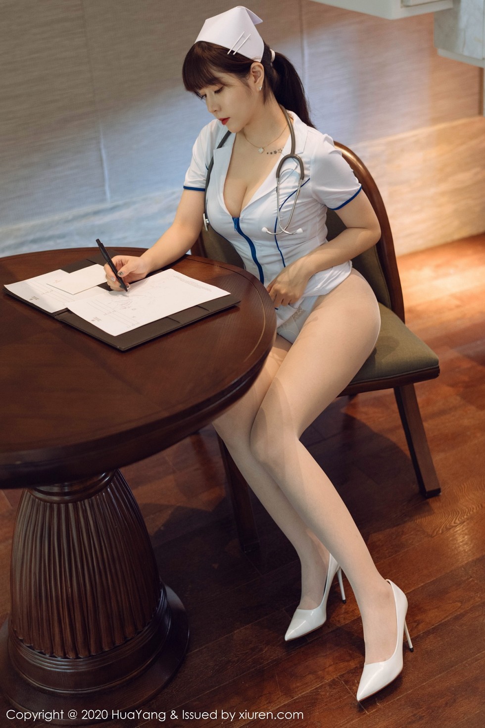 [HuaYang花漾]Vol.330_女神王雨纯西双版纳旅拍性感护士装配开档肉丝裤袜撩人诱惑写真102P