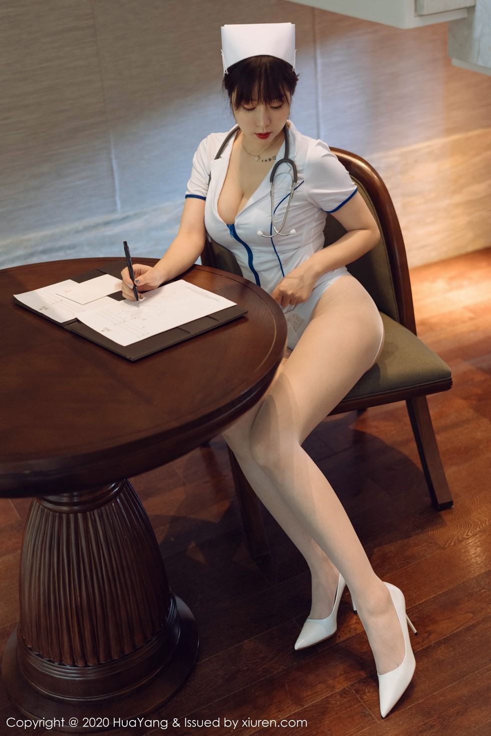 [HuaYang花漾]Vol.330_女神王雨纯西双版纳旅拍性感护士装配开档肉丝裤袜撩人诱惑写真102P