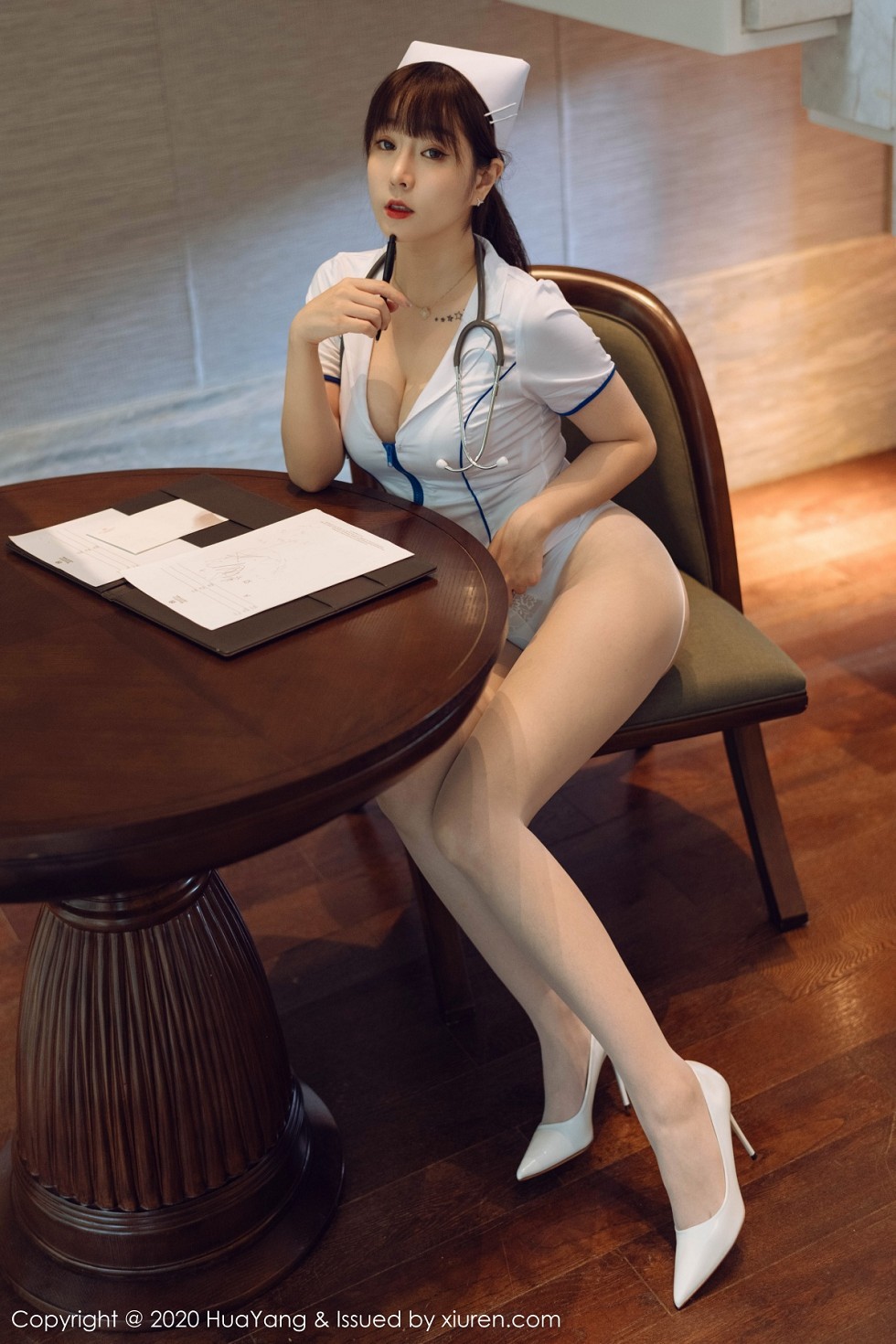 [HuaYang花漾]Vol.330_女神王雨纯西双版纳旅拍性感护士装配开档肉丝裤袜撩人诱惑写真102P