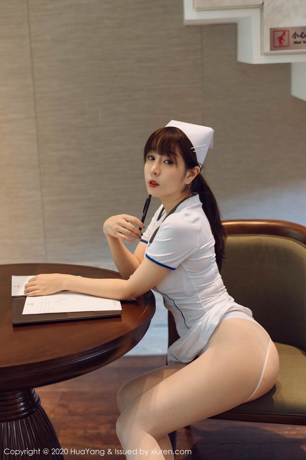 [HuaYang花漾]Vol.330_女神王雨纯西双版纳旅拍性感护士装配开档肉丝裤袜撩人诱惑写真102P