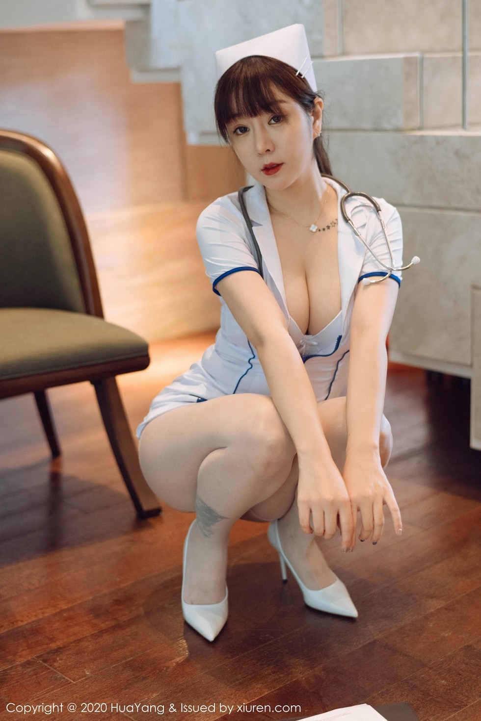 [HuaYang花漾]Vol.330_女神王雨纯西双版纳旅拍性感护士装配开档肉丝裤袜撩人诱惑写真102P