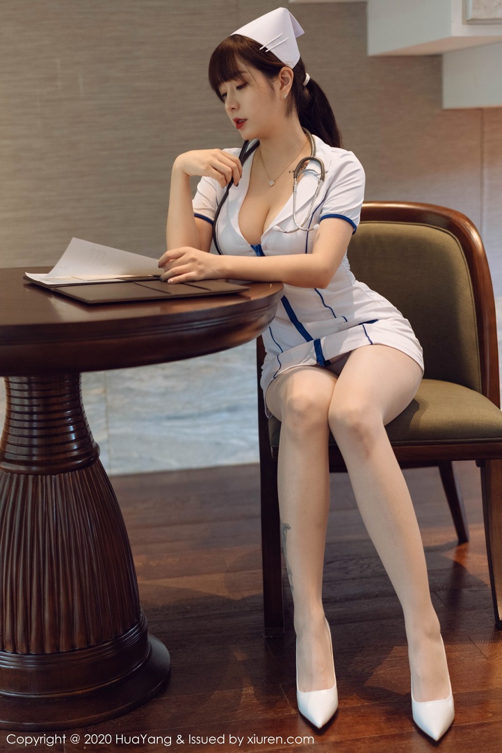 [HuaYang花漾]Vol.330_女神王雨纯西双版纳旅拍性感护士装配开档肉丝裤袜撩人诱惑写真102P