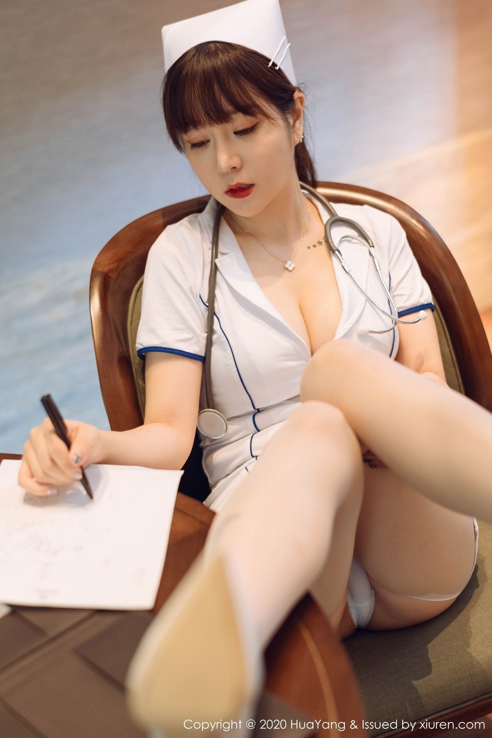 [HuaYang花漾]Vol.330_女神王雨纯西双版纳旅拍性感护士装配开档肉丝裤袜撩人诱惑写真102P